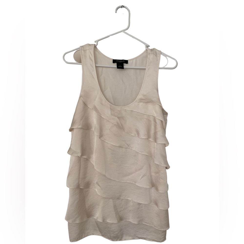 Ann Taylor. Size 8. Like new. Such pretty ruffled detail.